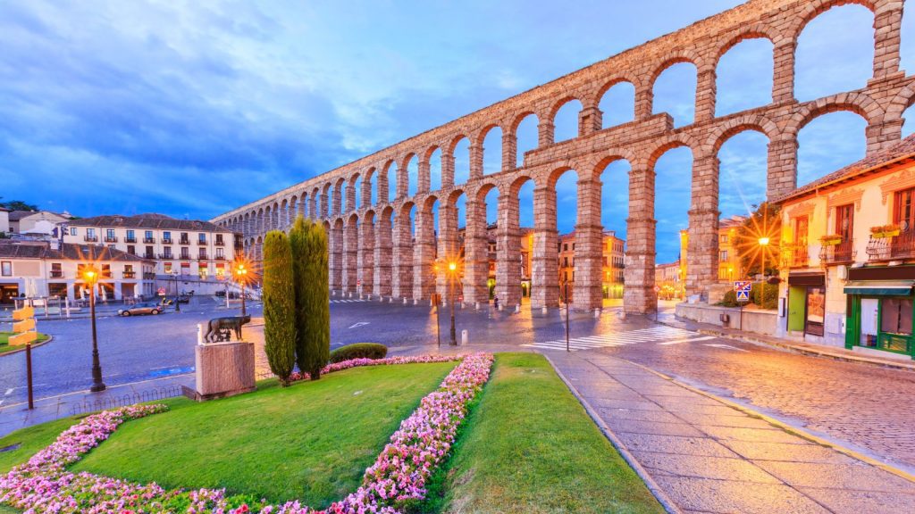 Descubre la leyenda de cómo se construyó el acueducto de Segovia, la joven aguadora y el diablo