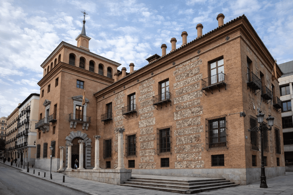 Descubre la Leyenda de la Casa de las Siete Chimeneas de Madrid