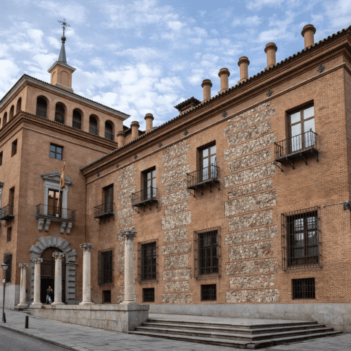 Descubre la Leyenda de la Casa de las Siete Chimeneas de Madrid