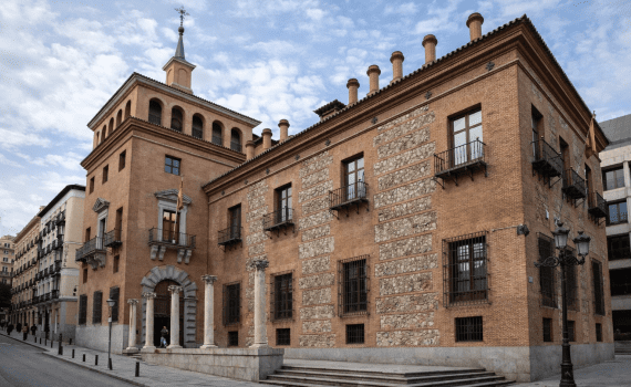 Descubre la Leyenda de la Casa de las Siete Chimeneas de Madrid